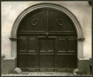 Herrengasse: Tor geschnitzt mit Kränzen