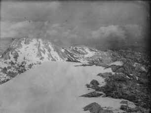 Schneefeld : Schneefeld auf das östliche Seite des Lovcen,