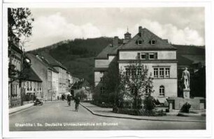 Glashütte. Uhrmacherschule mit Brunnen