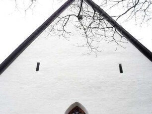 Evangelische Kirche - Langhaus (Spätromanische Gründung 13 Jh) - Giebelseite West mit Schlitzscharten im Dachboden (Umbau Jahr 1513 zum festen Langhaus mit Speicherboden)
