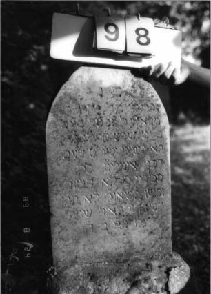 Grabstein 98 (Index: 100086584) Material: Sandstein Zustand: verwittert Maße HxBxT: 88x33x6 cm Beschreibung: Stele, Sockel, Spitzbogenabschluß Besonderheit: Kindergrab: Grabstein 98 (Nachholaufnahme)