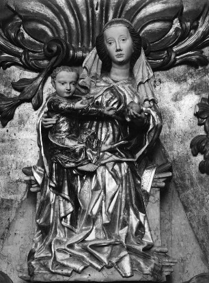 Sitzende Madonna : Sitzende Madonna. Holz, geschnitzt, gefaßt (1725). Neuberg an der Mürz, Ehemals Zisterzienserstiftskirche Mariae Himmelfahrt
