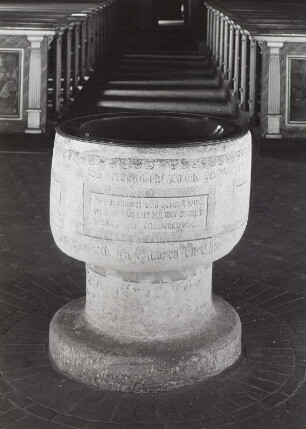 Taufstein und Deckel mit Darstellung der Taufe Christi