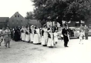 Hochzeit in Radibor : Gesellschaftliche Volkskultur - Sitten im Laufe des menschlichen Lebens - Hochzeit. Ort: Radwor / Radibor. Hochzeit. (Die Braut war die letzte ledige Trachtenträgerin im Dorf.) Von der Trauung.