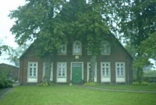 Klein Schenkenberg: Bauernhaus: Giebelseite Wohntrakt: Eingangstür, im Obergeschoss Rundbogenfenster