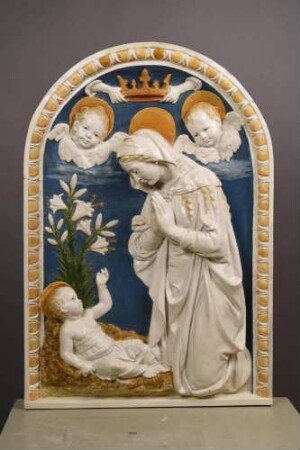 Madonna, das Kind anbetend, oben zwei Engelköpfe und zwei Hände mit einer Krone
