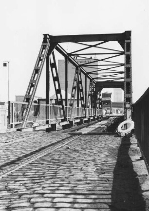 Abbruch der Drehbrücke am Neckar