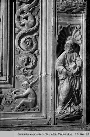 Fassade der Johanneskapelle : Rahmenornamentik mit Propheten, Heiligen und Putten