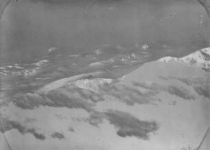 Panorama einer Gebirgslandschaft : Panorama einer schneebedeckten Gebirgslandschaft im Tian Shan Hochgebirge