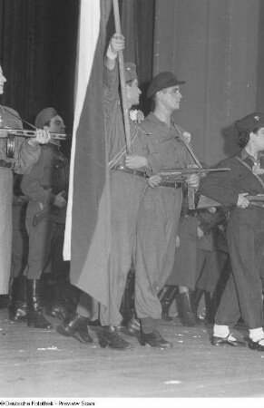 Angehörige eines bulgarischen Ensembles bei einer theatralischen Aufführung