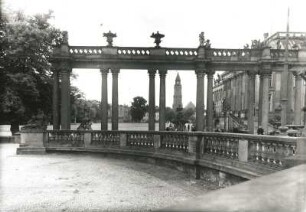 Potsdam, Stadtschloss : Potsdam. Reitstall-Kolonnade. Blick gegen Garnisionskirche und Stadtschloß