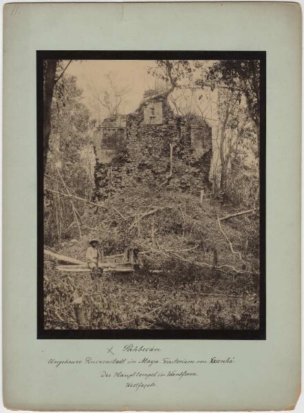 "Le temple principal en forme de mur. Façade ouest. (avec deux membres de l'expédition)".