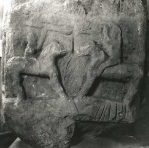 Pegauer Grenzstein. Sandstein. Um 920. Detail: Relief mit deutschem und slawischem Reiter. Dresden: Palais im Großen Garten [Altertumsmuseum]