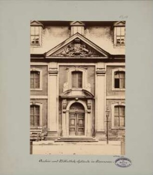 Archiv- und Bibliotheksgebäude, Hannover: Haupteingang vor der Aufstockung/Erweiterung
