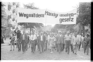 Kleinbildnegativ: Demonstration gegen das Handgranatengesetz, 1970
