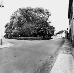 Ehem. Friedhof mit Ehrenmal; Rosbach vor der Höhe, Parkstraße