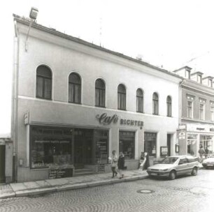 Reichenbach (Vogtland), Bahnhofstraße 13. Wohnhaus mit Laden und Café Richter. Straßenansicht