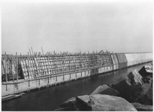 Westmole Helgoland, Brüstungsmauer geschalt