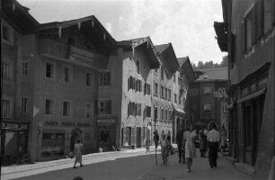 Berchtesgaden: Gasse in Berchtesgaden mit Giebelhäusern