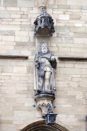 Statuen deutscher Kaiser: über dem Portal: Karl der Große