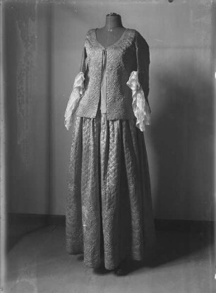 Gelbes Atlasseidenkleid in Stepparbeit