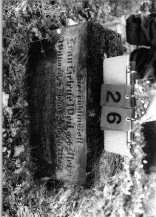 Grabstein 26 (Index: 99791828) Material: Sandstein Zustand: leicht verwittert Beschreibung: profilierter Sockel Besonderheit: keine Maßangaben: Grabstein 26