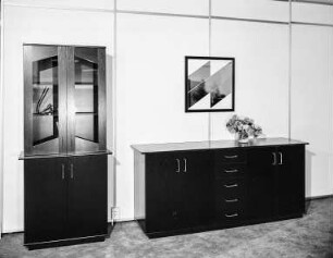 Vitrinenschrank mit Anrichte