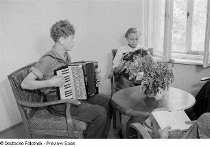 Jugendliche beim Musizieren