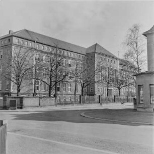 Gebäude sorbische Oberschule : Bautzen. Sorbische Oberschule. Straßenansicht