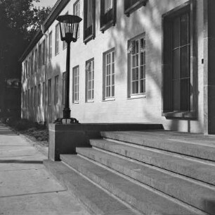 Treppe zu Kasernengebäude