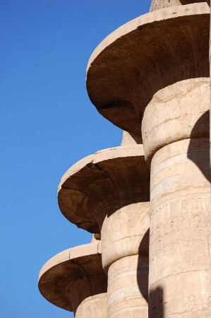 Amun-Tempel von Karnak in Luxor. Detail der Säulen des Säulensaales