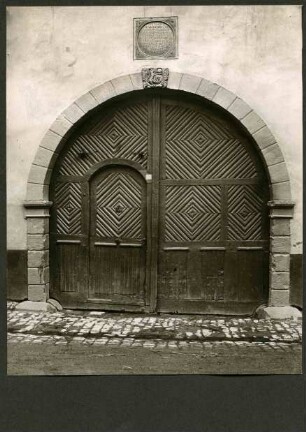 Haus Nr.85. Tor 1729. Schlußstein, Palmzweige u. Löwe. Tafel mit Inschrift: WER, WIL, BAVEN, AN, GASEN, VND, STRASEN