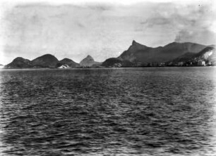 Die Küste von Rio de Janeiro : Blick vom Wasser auf die Küste von Rio de Janeiro