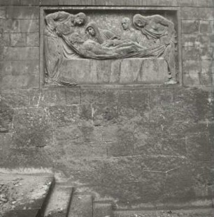 Dresden-Plauen, Altplauen 5. Relief 'Grablegung' in der Mauer der Treppenanlage (1907, H. Erlwein) zum Gelände der Auferstehungskirche