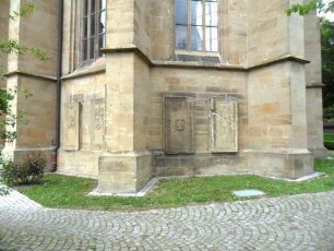 Alexanderkirche - Chor von Südosten mit Strebepfeilern und Grabsteinen in Übersicht