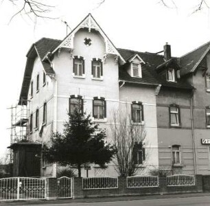 Böhlen-Großdeuben, Hauptstraße 105/107. Doppelwohnhaus (um 1895/1900). Straßenansicht Nummer 107