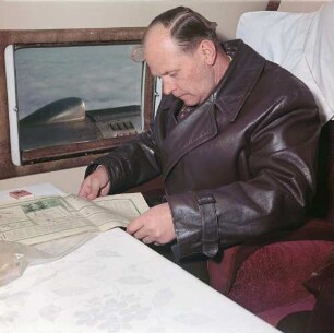 Lesender Passagier an Bord während des Fluges
