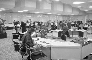 Eröffnung der modernisierten Zentrale der Stadtsparkasse Karlsruhe in der Kaiserstraße 223 beim Europaplatz