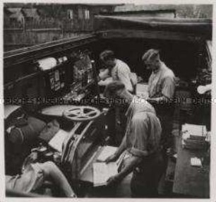 Wehrmachtssoldaten, Soldaten in Rußland, Kartenstelle eines Armeekorps an der Beresina, Blick in den offenen Druckereiwagen
