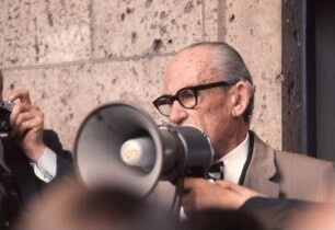 Walter Gropius bei einer Demonstration gegen die Schließung der HfG Ulm