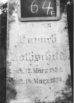 Grabstein 64 (Index: 100112235) Material: weißer Marmor, unterer Sockelteil Kalkstein Zustand: gut Maße HxBxT: 176x38x28 cm Beschreibung: Obelisk, getreppter Sockel, unterer Sockelteil rusticaartig Besonderheit: kulturhistorisch wertvoll / hist.-wiss. Gründe: Grabstein 64B