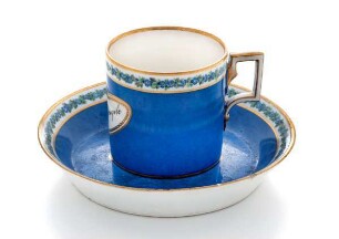 Zylindrische Tasse mit Untertasse