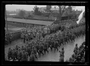Kriegsparade des 9. Feld-Artillerie-Regiments in Biaches (Dep. Somme, Frankreich) mit König Ludwig III. von Bayern
