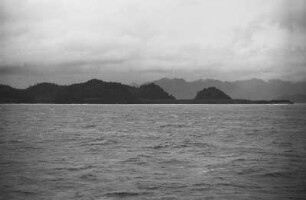 Sumatra-Westküste zwischen Indrapura und Padang : Blick vom Meer auf eine Küstenlandschaft