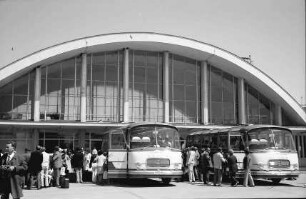 Mihail Kogalniceanu [Kreis Constanta]: Empfangshalle mit Bussen