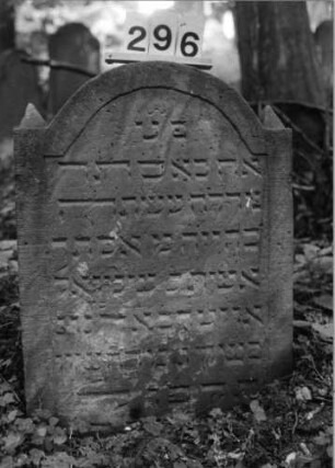 Grabstein 296 (Index: 99803449) Material: Sandstein Zustand: leicht eingesunken Maße HxBxT: 78x58x10 cm Beschreibung: Stele mit eingezog. Rundbogen und profiliertem Rand, Seitenakroterien Symbolik: Seitenakroterien: Grabstein 296