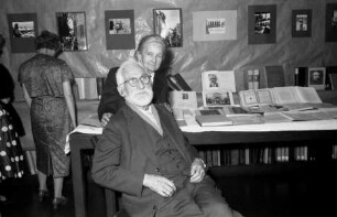 Richard Hamann mit seiner Frau Emily anlässlich seines 80. Geburtstags vor der Ausstellung seiner Bücher und Fotografien im Kunsthistorischen Seminar der Philipps-Universität Marburg