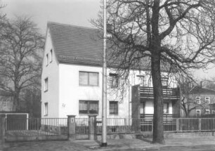 Dresden-Neustadt, Radeberger Straße 27. Wohnhaus (um 1975). Straßenansicht mit Einfriedung