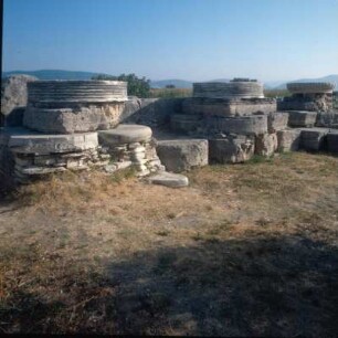 Samos. Rhoikos-Tempel. Heraion. Spiren und Innensäulenkapitell vom Rhoikos-Tempel, wiederverwendet im spätarchaischen Hera-Tempel