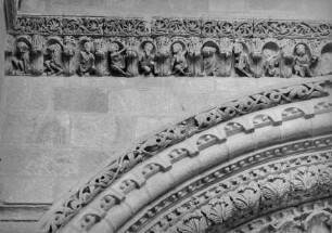 Westportal der Basílica de San Vicente — Rankenfries mit 26 Figurenarkaden